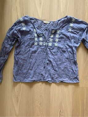 size S American eagle outfitters lavender embroidered daisy floral blouse